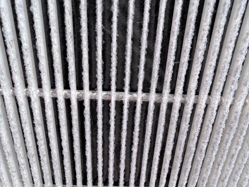Return grille loaded with dust
