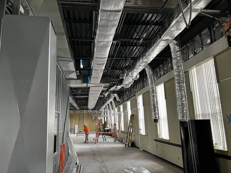 Insulated duct with flex drops in an office buildout