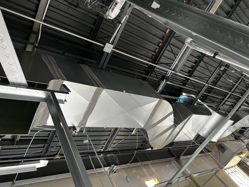Rectangular supply duct in a new tenant space