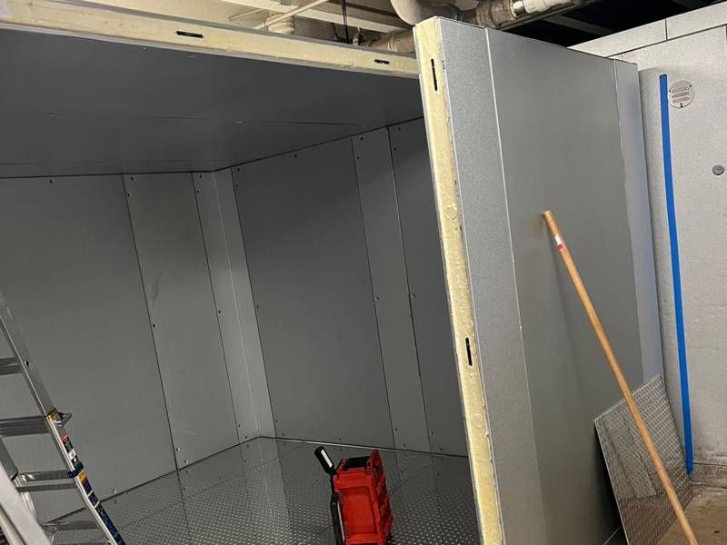 Walk-in box assembled and sealed