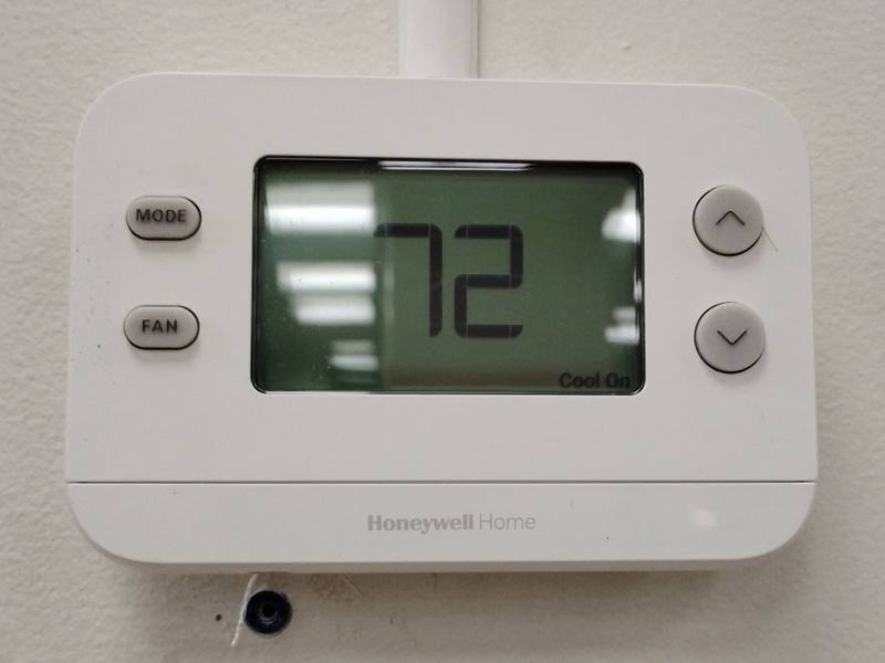 Honeywell thermostat at 72°F, cooling on